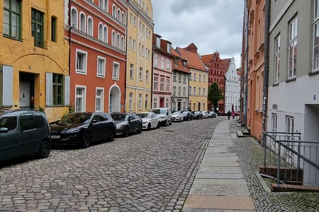 Die Gebäude stammen teilweise aus dem Mittelalter und sind Teil des UNESCO-Welterbes der Stadt.