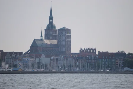 Das Bild zeigt die Skyline der Hansestadt Stralsund, einschließlich der historischen Altstadt, die zum UNESCO-Weltkulturerbe gehört.