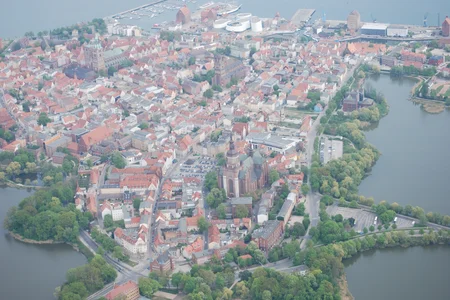 Dies ist ein Luftbild der historischen Altstadt von Stralsund, die fast vollständig von Wasser umgeben ist.