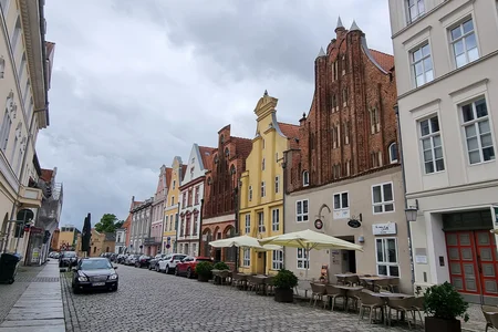 Die gezeigte Straße ist die Mühlenstraße in der Altstadt von Stralsund.