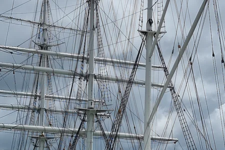 Das Bild zeigt eine Detailansicht der Takelage des Segelschulschiffs Gorch Fock.