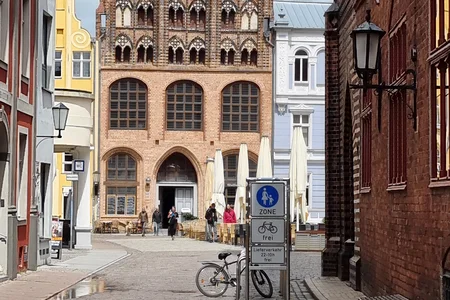 Das Haus wurde für den Ratsherren Bertram Wulflam errichtet und ist eines der am besten erhaltenen Wohnhäuser der Spätgotik in der Region