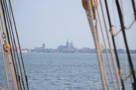 Das Bild zeigt eine Ansicht der Hansestadt Stralsund, aufgenommen vom Wasser aus.