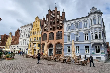 In der Bildmitte ist das Wulflamhaus, ein gotisches Giebelhaus aus dem 14. Jahrhundert, zu sehen.