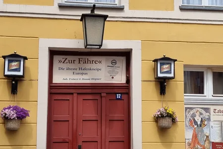Dies ist die "Zur Fähre" in Stralsund, bekannt als Europas älteste Hafenkneipe, die seit 1332 betrieben wird.