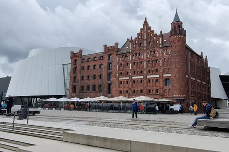 Das Bild zeigt den historischen Türmchenspeicher in Stralsund auf der Hafeninsel.