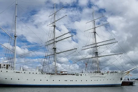 Dies ist die Gorch Fock (I), ein historisches Segelschulschiff von 1933. Das Schiff ist als Bark getakelt und liegt heute als Museumsschiff im Hafen von Stralsund.