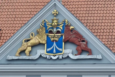 Dieses Wappen befindet sich am Commandantenhus am Alten Markt in Stralsund. Es zeigt das Wappen der Stadt Stralsund, gehalten vom schwedischen Löwen und dem pommerschen Greif.