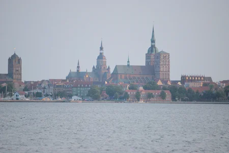 Stralsund, die markantesten Bauwerke sind die drei großen Backsteinkirchen, darunter die St.-Nikolai-Kirche am Alten Markt.