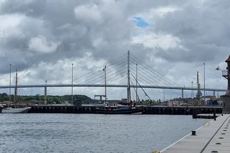 Brücke: Die Rügenbrücke ist Deutschlands größte Schrägseilbrücke und verbindet das Festland mit der Insel Rügen.