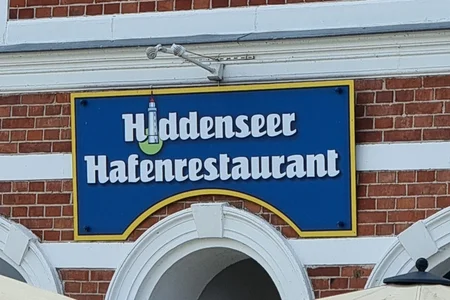 Solche architektonischen Elemente sind typisch für Gebäude im gründerzeitlichen Baustil.