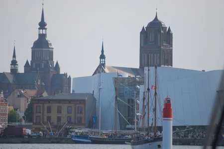 Das weiße, moderne Gebäude ist das OZEANEUM Stralsund, das 2008 eröffnet wurde und Teil des Deutschen Meeresmuseums ist.
