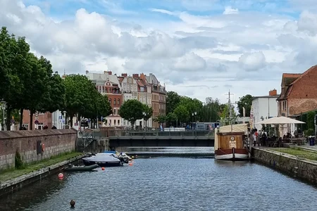 Dieses Bild zeigt den Fährkanal im Hafen der historischen Hansestadt Stralsund in Mecklenburg-Vorpommern.