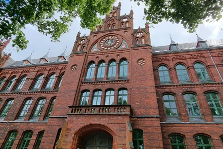 Die Gerhart Hauptmann-Schule am Frankenwall in Stralsund, Baujahr 1900, schmückt sich in feinster Backsteingotik.