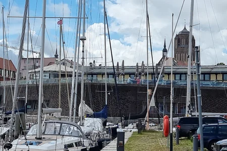Der historische Stadtkern von Stralsund ist im Hintergrund zu sehen.
